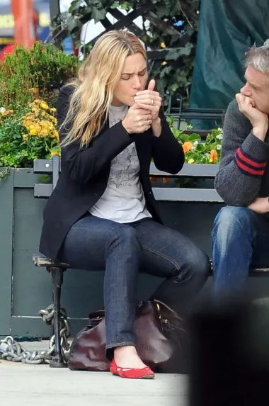 Britanska glumica Kate Winslet ujutro uz kavu uživa u cigareti, ali nastoji ne pušiti oko svoje djece i dok je u kući.