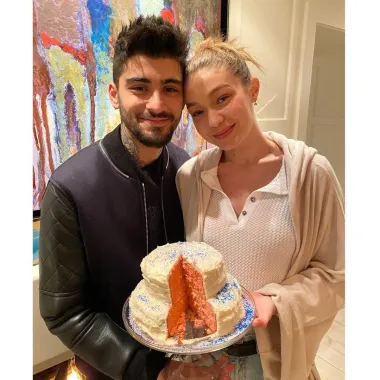 Pjevač i manekenka bili su u vezi dvije godine prije nego što su prekinuli u ožujku 2018. iz nepoznatih razloga. Sve dok nam Instagram nije otkrio da su obnovili svoju vezu. Kad je Gigi krajem 2019. godine objavila story sa Zaynom, obožavatelji su bili presretni, a u rujnu 2020. godine postali su i roditelji.