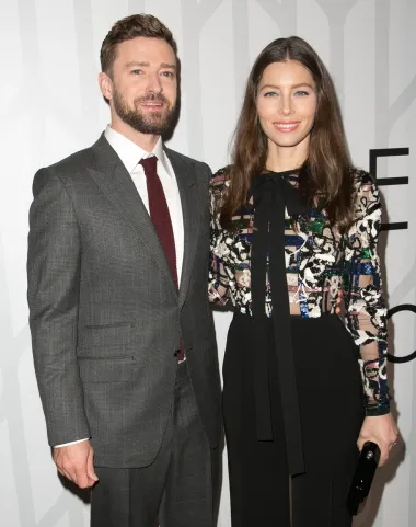 Jessica Biel i Justin Timberlake svoju romansu započeli su još 2007. godine, ali su se službeno u javnosti pojavili tek 2009. godine. Do 2011. sve je bilo u redu, ali početkom godine su odlučili prekinuti da bi se krajem ljeta ponovno pomirili i do kraja godine već zaručili. Vjenčali su se 2012. godine.