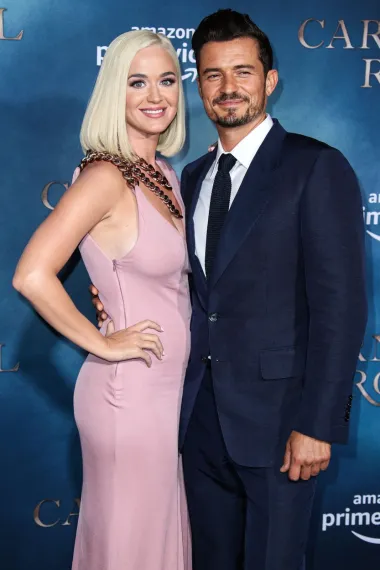 Nakon što su se u siječnju 2016. godine upoznali na zabavi povodom dodjele Zlatnih globusa, veza Katy Perry i Orlanda Blooma je procvjetala, ali nakon godinu dana veze, pjevačica i glumac odlučili su prekinuti. Taj razlaz trajao je do kolovoza 2017., kada su viđeni zajedno na koncertu, a krajem ljeta prošle godine postali su roditelji djevojčice Daisy.