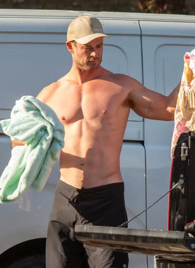 Ono po čemu je Chris Hemsworth svakako najpoznatiji je njegovo uvijek savršeno definirano tijelo. Baš zbog toga što najčešće glumi junake i heroje, od njega se od početka njegove karijere zahtijevalo da izgleda besprijekorno. Zato Chris svakodnevno trenira po više sati, a on sam je čak kreirao i fitness aplikaciju Centr kroz koju pretplatnici mogu pratiti njegov režim prehrane i vježbanja te i sami pokušati dostići tijelo iz snova. 