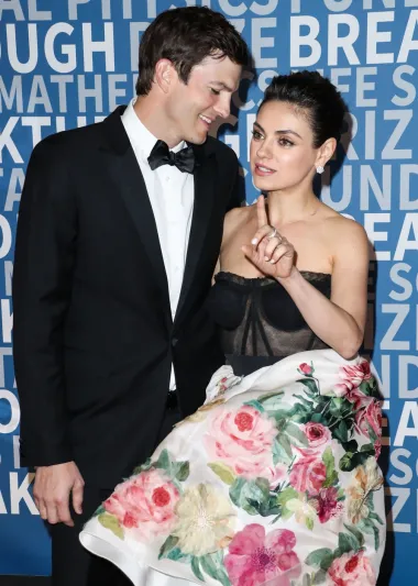 Sudbina je na kraju Milu i Ashtona spojila na dodjeli Zlatnih globusa 2012. godine, nakon njegovog raspada braka i prekida njezine veze. Naime, na tom je eventu Mila ugledala šarmantnog muškarca s leđa i potom shvatila da je to njezin prijatelj Ashton, a i on je te večeri prvi puta morao sam sebi priznati da ga Mila, koju su razni magazini svrstavali na ljestvice najzgodnijih žena svijeta, jako privlači. Od te noći nadalje - ovaj par postao je nerazdvojan. 