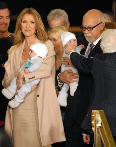 Prvi sin pjevačice Celine Dion, René-Charles Angélil, rođen je 2001. godine in vitro oplodnjom. Kasnije, nakon što je 2009. doživjela pobačaj, objavila je da je trudna s blizancima. 2010., kada je imala 42 godine, Dion je rodila blizance Eddyja i Nelsona.