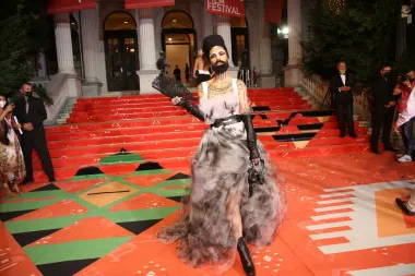 Top ili flop: Zanimljive kreacije na crvenom tepihu Sarajevo Film festivala