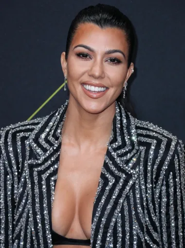 Kourtney Kardashian predana je prirodnom, organskom načinu života, a 2017. je objavila da prelazi na potpuno prirodni dezodorans. Tijekom epizode Kourtney &amp; Kim Take Miami iz 2013., otac njezine djece Scott Disick rekao je: &quot;Ona smrdi... Samo zato što ne vjeruje u nošenje dezodoransa jer misli da je to loše za njezino dojenje.&quot; 