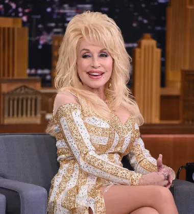 Pjevačica i glumica Dolly Parton ima 75 godina i još uvijek izgleda zapanjujuće dobro, zahvaljujući nekoliko estetskih zahvata, o kojima se ne srami pričati. &quot;Istina je da izgledam umjetno, ali vjerujem da sam potpuno stvarna. Nisam prirodno bila lijepa pa maksimalno koristim sve što imam&quot;, rekla je Parton u jednom intervjuu.