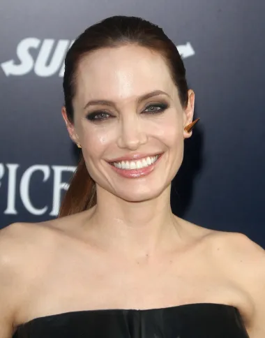 Glumica i humanitarka, Angelina Jolie, izgleda sjajno sa svojih 46 godina. Kad joj je dijagnosticiran visok rizik od raka dojke, Jolie je donijela hrabru odluku o preventivnoj dvostrukoj mastektomiji. Uslijedila je operacija rekonstrukcije dojki s implantatima, a ona je bila zadovoljna svojom odlukom.