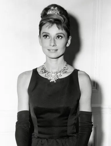 Legendarna Audrey Hepburn u &quot;Doručku kod Tiffanyja&quot; 1961. nosila je identičnu crnu haljinu, s crnim rukavicama, dijamantnom ogrlicom i tijarom na podignutoj frizuri, baš kakvu je imala i Lady Gaga.