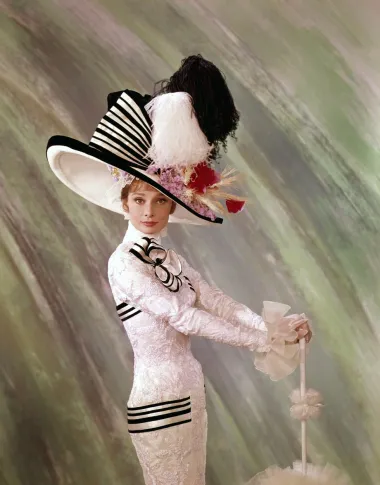 Audrey Hepburn je u filmu &quot;My Fair Lady&quot; 1964. nosila baš takvu kombinaciju, ali s nešto raskošnijim šeširom.