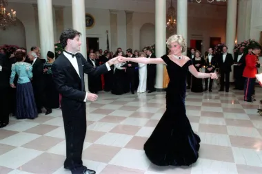 Teško da ćemo ikada zaboraviti ovaj look princeze Diane - kada je 1985. stigla u posjet Bijeloj kući, nosila je identičnu crnu haljinu koju je uparila elegantnim nakitom, a u toj je prigodi plesala i s Johnom Travoltom.
