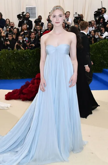Još jedna glumica čiji nas je look podsjetio na princezu Dianu je mlada Elle Fanning, koja je na Met Gali 2017. poglede plijenila u romantičnoj nebo plavoj haljini u kojoj je izgledala kao princeza.