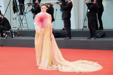 Rebecca Ferguson je glumica koja se ne nalazi na holivudskoj A-listi, ali se zato ovog puta našla na Vogueovoj listi najbolje odjevenih dama u Veneciji. Ova raskošna Diorova haljina plijenila je pažnju svojim metrima svilenkastog materijala, kao i raskošnim cvijetom na prsima. Ekstravagantna kreacija dostojna bilo koje holivudske dive. 