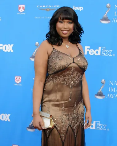 Proslavivši se kao finalistica treće sezone &quot;Američkog Idola&quot;, Jennifer je ubrzo dobila prve ponude diskografskih kuća, a kada se 2006. pojavila bok uz bok Beyonce u filmu &quot;Dreamgirls&quot; - uspjeh je bio zagarantiran. Za ulogu ostavljene glazbenice i pjevačice koja glasom može parirati svima, ali izgledom baš i ne, Jennifer je osvojila Oscar u kategoriji najbolje sporedne glumice, BAFTA-u i Zlatni globus, a nakon te uloge širom su joj se otvorila vrata Broadwayja na kojem je cijeli život željela nastupati. 