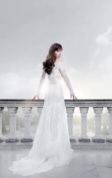 Nastavak kultne erotske drame &quot;50 nijansi sive&quot; na kino platna je donio i ovu predivnu svadbenu kreaciju koja je zapanjila svijet. Naime, Dakota Johnson se u filmu udala upravo u ovoj ženstvenoj haljini s čipkom i dugim rukavima, a koju je dizajnirala dizajnerica Shay Cunliffe.
