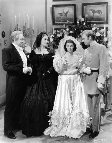U filmskom klasiku iz 1939. junakinja filma Scarlett O&apos;Hara pojavljuje se u vjenčanici golemih puf rukava koja je kasnije navodno inspirirala dizajn vjenčanice princeze Diane. Zanimljivo je da u filmu haljina glumici namjerno ne pristaje kao salivena, jer ju je u priči Scarlett posudila od svoje majke te nije dala sašiti jednu po svojoj mjeri, zbog čega joj je malo visila na tijelu. 