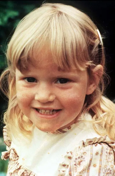 Kate je danas 47-godišnja glumica koja je najpoznatija po svojim ulogama u povijesnim dramama, a često je na filmskom platnu možemo gledati u ulogama depresivnih žena koje se bore sa rutinom u koju su zapale. No, nekoć je i ona bila tek malena djevojčica s velikim snovima. Odrasla je u malenom mjestu nedaleko Londona, u radničkoj obitelji koja se nerijetko suočavala s financijskim poteškoćama. Majka joj je bila dadilja, a otac glumac bez uspjeha, pa je kroz njegove improvizacije i glumu u lokalnim kazalištima tada malena Kate prvi puta stupila u kontakt s glumačkim svijetom.  