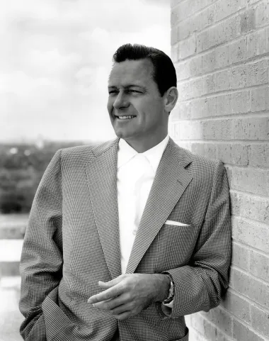 William Holden je bio velika zvijezda starog Hollywooda, a proslavio se ulogom u &quot;Sunset Bulevardu&quot;. Njegova je smrt zapanjila javnost i to s dobrim razlogom. Naime, Holden je bio na glasu da ima problema s alkoholom te je tako jedne večeri u svom stanu 1981. pio do besvijesti te se spotaknuo u tepih u spavaćoj sobi, udario čelom u noćni ormarić i tako ostao ležati sve dok nije iskrvario do smrti. Pronađen je nekoliko dana kasnije, a liječnici su rekli da bi lako preživio samo da nije bio prepijan da pozove pomoć. 