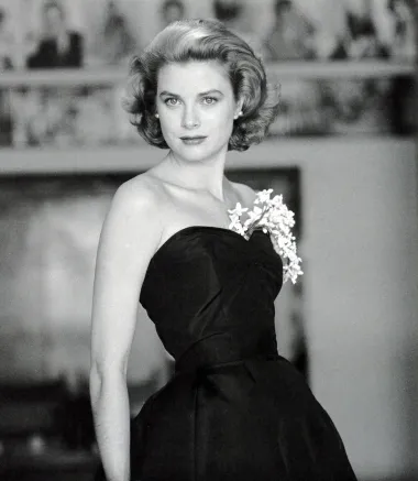 Grace Kelly, američka filmska i kazališna glumica i monegaška princeza do danas ostaje jedna od najdojmljivijih dama Škorpija. Svjetsku slavu stekla je ulogama u vesternu „Točno u podne“ i pustolovnom filmu „Mogambo“, a svoj je zvjezdani status dokazala ulogama hladnih lijepih plavuša pritajene strastvenosti u filmovima Alfreda Hitchcocka, kao što su „Nazovi M radi ubojstva„, „Prozor u dvorište“ i „Držite lopova!“. Godine 1954. dobila je Oscara za glavnu žensku ulogu u filmu &quot;Provincijalka&quot;, a na vrhuncu slave se povukla iz Hollywooda te udala za monegaškog kneza. Postala je princeza, a iako je njezin život tragično završen u prometnoj nesreći, ona je do danas kultna diva Hollywooda koje se uvijek rado sjećamo. 