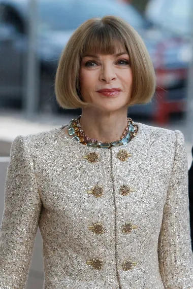 Poznata modna ikona, urednica i strah i trepet fashion svijeta, Anna Wintour, Britanka je koja je karijeru izgradila kao modna novinarka i kasnije urednica američkog Voguea, modne Biblije svijeta. Ova velika dama modni je autoritet već desetljećima, a njezino mišljenje jedno je od najvažnijih u svijetu mode. Od 1988. je glavna urednica Voguea, a ta joj pozicija omogućava da znatno utječe na modne trendove te ih formira. Prepoznatljiv stil ove slavne Škorpionke, uvijek ista frizura, velike naočale i načelo da se nikada ne odijeva u crno od glave do pete, postali su modni zakoni za mnoge. Anna Wintour poznata je i po svojoj tvrdoglavosti i zahtjevnosti, koja je pretočena i u slavni film „Vrag nosi Pradu“ koji se načelno bavi njezinim teškim karakterom i odnosom s asistenticom.