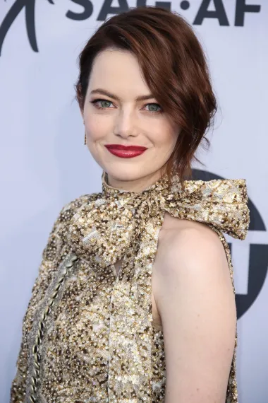 Emma Stone, jedna od najperspektivnijih glumica mlađe generacije, ima tek 32 godine, a već je osvojila Oscara, BAFTA-u i Zlatni Globus za svoja filmska ostvarenja. Emma je 2017. bila i najplaćenija holivudska glumica, a njezin neobičan izgled, crvena kosa i veliki talent razoružali su i kritiku i publiku, pa je svi vole vidjeti na kino platnima. Ova mlada glumica karijeru je počela graditi još kao tinejdžerica, kada se s majkom iz Arizone preselila u Los Angeles ne bi li mogla ići na stalne filmske audicije. Prve velike glumačke uloge i pohvale je dobila 2011. i to za filmove „Crazy, Stupid, Love“ kao i za dramu „The Help“. Danas Emma ima tri nominacije za Oscara i jednog osvojenog Oscara za najbolju žensku glumicu u filmu „La La Land“ iz 2016.