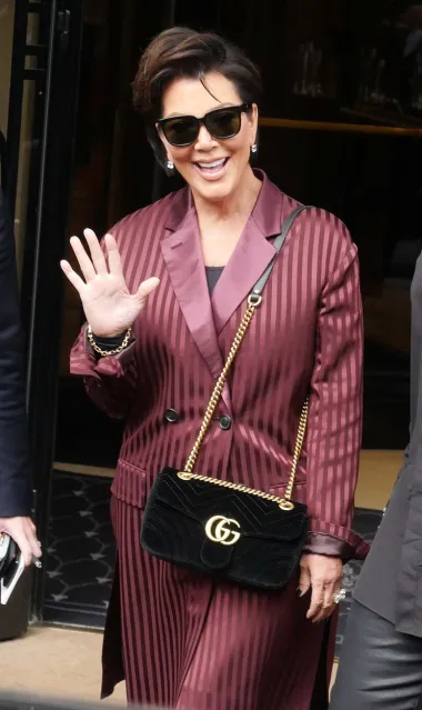 65-godišnja Kris Jenner jedna je od najslavnijih mama današnjice. Naime, upravo je ona majka Kim Kardashian te Kylie i Kendall Jenner. Svoju je nezadrživu ambiciju iskoristila za stvaranje obiteljskog reality carstva koje danas vrijedi doslovno milijarde dolara, a nju se smatra mozgom iza cijele operacije. Kao menadžerica svojih kćeri, kreirala je njihov imidž te im neizmjerno pomogla na putu do slave, pa joj se javnost divi zbog svega što je uspjela postići. 