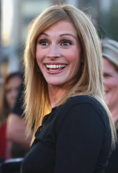 Julia Roberts je poznata američka glumica i producentica koja je svijet osvojila svojim širokim osmijehom i zaraznom pozitivnom energijom. Nakon svoje prve uloge u filmu „Zgodna žena“ iz 1990., postala je najplaćenija glumica Hollywooda, a inicijalno je glumila u mnogim romantičnim komedijama. Deset godina nakon svoje prve značajne uloge, Julia je osvojila i Oscara za film „Erin Brockovich“ 2000.  Danas se bogatstvo ove ljepotice procjenjuje na 170 milijuna dolara, a ona i dalje reda sjajne uloge kao i modeling kampanje. Unatoč tome što već ima 53 godine, Julijina ljepota ne blijedi, pa je tako zaštitno lice mnogih modnih brendova.