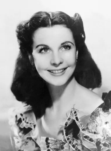 Zanosna Britanka, Vivien Leigh, proslavila se kao beskrupulozna Scarlett O&apos;Hara u kultnom filmu &quot;Zameo ih vjetar&quot;. Osvojila je čak dva Oscara, a bila je i plodna kazališna glumica te je često je nastupala sa svojim mužem, Laurenceom Olivierom, koji je režirao nekoliko njezinih predstava. Tijekom tridesetogodišnje kazališne karijere, nastupala je u ulogama heroina u komedijama Noela Cowarda i Georgea Bernarda Shawa pa do klasičnih šekspirijanskih likova kao što su Ofelija, Kleopatra, Julija i Lady Macbeth. Leigh je često mislila kako je ne shvaćaju ozbiljno zbog njezine ljepote, ali kao njezina najveća prepreka pokazalo se njeno krhko zdravlje. Kako je cijelog života patila od bipolarnog poremećaja, stekla je reputaciju teške suradnice, radi čega joj je patila i karijera. Dodatno ju je oslabila tuberkuloza, koja joj je prvi put dijagnosticirana sredinom četredesetih, a kasnije je od nje i umrla. Danas ju pamtimo kao divu izražajnih zelenih očiju i teškog karaktera, ali velikog glumačkog talenta. 