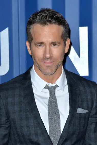 Kanadski glumac poznat je po ulogama u filmu &quot;Deadpool&quot;, &quot;Zelena lanterna&quot; i brojnim romantičnim komedijama, ali i po skladnom braku s glumicom Blake Lively. A baš kao i na početku karijere, 45-godišnji glumac i danas mami poglede obožavateljica.