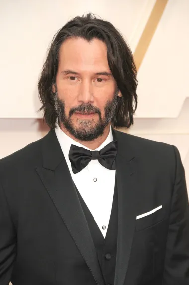 Možda i najomiljeniji među svim glumcima, 57-godišnji kanadski glumac Keanu Reeves zavodnik je kojeg najbolje pamtimo po filmovima &quot;John Wick&quot; i &quot;Matrix&quot;. Crnokosi glumac na glasu je kao vrlo običan i skroman i zato ga baš svi vole.