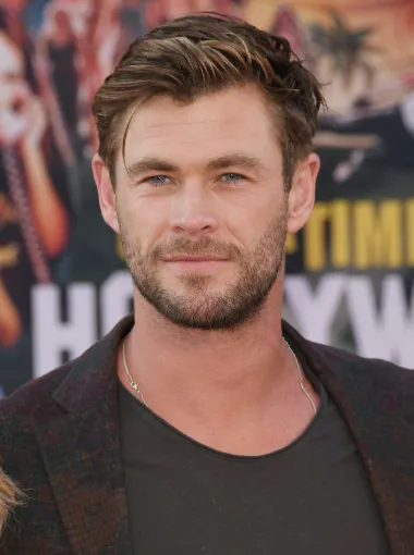 Zgodni Australac Chris Hemsworth plijeni poglede žena, što svojim izgledom, što svojim isklesanim tijelom. Poznat po filmovima &quot;Thor&quot;, ovaj 38-godišnjak jedan je od onih koji s godinama sve bolje izgledaju.