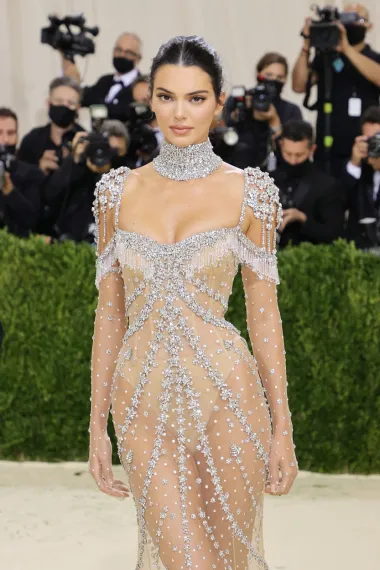 Što god mislili o Kendall, njezinim fotkama i tome je li preplaćena ili ne, jedno je sigurno - radi se o velikoj modnoj zvijezdi koja je zaradom daleko nadmašila čak i najslavnije manekenke ere supermodela 1990-ih. Nedavno nas je ovim lookom u prozirnoj haljini prekrivenoj kristalima ova ljepotica podsjetila da se rijetko koja žena može mjeriti s njezinom karizmom i ljepotom te da je ona zasluženo vladarica i modnih pista, ali i crvenih tepiha. 