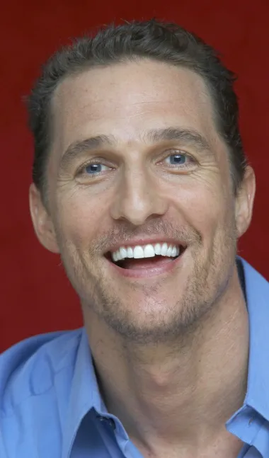 
Matthew David McConaughey rođen je 4. studenog 1969. u gradiću Uvaldeu u američkoj saveznoj državi Teksas. Njegova majka Mary Kathleen bila je odgajateljica u vrtiću, ali i spisateljica koja ga je i podučavala, dok je otac James Donald McConaughey imao benzinsku crpku, a uz to je igrao američki nogomet. Zanimljivo je da su se njegovi roditelji dva puta razveli jedno od drugoga i tri puta vjenčali, a osim slavnog holivudskog glumca, imaju dvojicu starijih sinova - Michaela i Patricka, kojeg su posvojili. Trojica dječaka odrastala su u konzervativnoj katoličkoj obitelji. Sam Matthew od malih se nogu bavio sportom, točnije golfom i tenisom, koje je igrao u srednjoj školi Longview, u kojoj je proglašen najzgodnijim učenikom. Iako je otac želio da ga upravo on naslijedi u obiteljskom biznisu, on je to odbio i nakon što je maturirao, 1988., odselio se u Australiju te je mahom prihvaćao čudne poslove - prao je suđe i čistio kokošinjce. Tko bi rekao da će od kokošinjaca doći do crvenih tepiha?