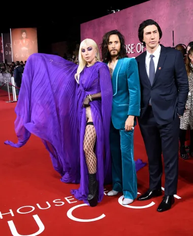 I dok je Gaga pokazivala donje rublje i haltere, Jared Leto odlučio se za seksi tirkizno baršunasto odijelo, dok je Adam Driver ostao vjeran klasici, odnosno tamnoplavom odijelu. Jared je baš kao i Gaga mislio i na nakit pa je na malom prstu nosio ogroman dijamantni prsten. 