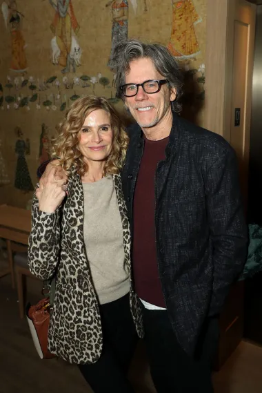 Glumački par Kevin Bacon i Kyra Sedgwick u braku su više od 30 godina - i čini se da su zaljubljeniji nego ikad. Njih dvoje su se prvi put sreli kada je Bacon, koji je sedam godina stariji od Sedgwick, radio predstavu u sedamdesetima. I iako je ona rekla da on nije njezin tip, vjenčali su se 4. rujna 1988., a kasnije dobili sina Travisa i kćer Sosie.