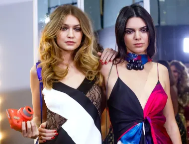 Kendall Jenner i Gigi Hadid nisu samo prijateljice s piste – one su dobre prijateljice još iz tinejdžerskih godina. Jenner i Hadid živjele su blizu jedna drugoj u Los Angelesu i ove godine slave 10 godina prijateljstva. Zadnje su uočene kako se drže za ruke na Met Gali ove godine.