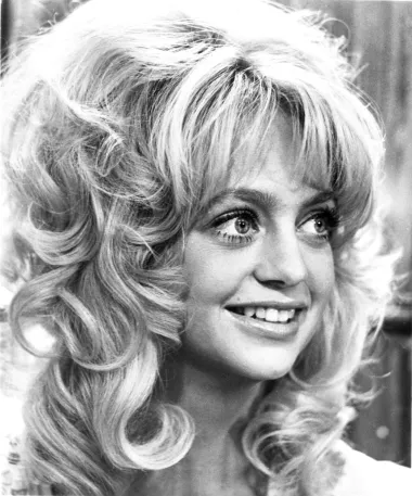 Izgled je uvelike odredio karijeru Goldie Hawn. Naime, od početka njezine karijere pa sve do danas ona lijeni pažnju vitkom linijom i vrckavom energijom kojom zrači. Njezin je zaštitni znak veliki osmijeh, ali i plave, velike i razbarušene lokne u stilu 1970-ih koje s manjim varijacijama nosi sve do danas. No, zlobnici su često nagađali je li se glumica ikada dala u ruke plastičarima kako bi dodatno &quot;začinili&quot; njezin ionako sjajajn izgled. Iako to nikada nije potvrđeno, mnogi vjeruju kako si je Goldie ipak zategnula lice te operirala nos, a neki misle i da ne zazire od botoksa. Kako god bilo, nama uvijek odlično izgleda. 