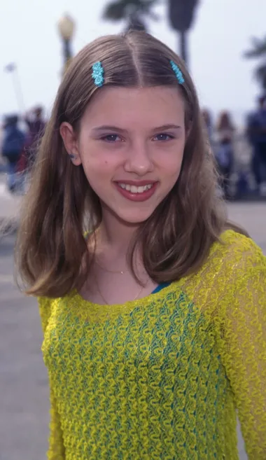 Scarlett nije odrasla u izobilju. Upravo suprotno, odrasla je uz pomoć socijalne pomoći, u obitelji rastavljenih roditelja. Naime, njezin otac, danski arhitekt Karsten Johansson, upoznao je u New Yorku producenticu Melanie Sloane, koja potječe iz bjelorusko-poljske židovske obitelji iz njujorške četvrti Bronx. Iz prethodnog braka Karsten je već imao sina Christiana, a s novom suprugom Melanie dobio je još četvero djece - stariju kćer Vannesu, sina Adriana te blizance Scarlett i Huntera. Roditelji su se razveli kada je malenoj Scarlett bilo trinaest godina, a ona je ostala živjeti s ocem u New Yorku. Ta gorka iskustva nisu glumicu pokolebala, već su joj pomogla da postane bolja i snažnija osoba. Prije nego što je otišla u Kaliforniju, majka je ipak ostavila nešto bitno svojoj kćeri - žudnju za uspjehom. Nakon što se udala za markantnog Danca, Melanie je odustala od producentskog posla kako bi se kao domaćica mogla u potpunosti posvetiti brzorastućoj obitelji. Dok je djeci mijenjala pelene, kuhala ručak i pripremala ih za školu, ipak je pronašla vremena i za staru strast - glumu. Klince je od malih nogu vukla na audicije, a koliko je htjela da uspiju pokazuje i činjenica da je najmlađoj kćeri ime dala po Scarlett O’Harri, glavnoj junakinji povijesne drame “Prohujalo s vihorom”.