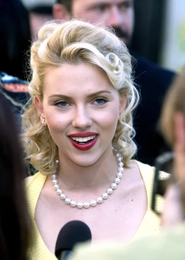 Ono po čemu se Scarlett od početka svoje karijere izdvajala od ostatka holivudskih glumica je bila njezina nevjerojatna iskrenost. Naime, jedno je vrijeme odgovarala na sva pitanja u intervjuima bez imalo srama i sustezanja, pa joj je popularnost u medijskim krugovima nevjerojatno porasla. Otkrivala je, primjerice, što voli u seksu i da se svake godine testira na HIV, a cijenu otvorenosti platila je kada su tabloidi počeli izvrtati njezine rečenice i pretvarati je u prostodušnu holivudsku plavušu sklonu skandalima. Vrhunac je bila priča, danas već pretvorena u holivudski urbani mit, da je 2004. na dodjeli Oscara večer dovela do vrhunca seksajući se u liftu hotela Chateau Marmont s gotovo dvadeset godina starijim kolegom Benicijem del Torom. Nijedno od njih dvoje taj trač nikada nisu ni potvrdili ni opovrgnuli, ali Scarlett je naučila lekciju - nemoj stvarati imidž lake žene. Kako bi očuvala pozitivan imidž, agenti su joj naredili da drži jezik za zubima, što je ona i poslušala te je sljedećih desetak godina bila na glasu kao jedna od najnepristupačnijih holivudskih zvijezda.