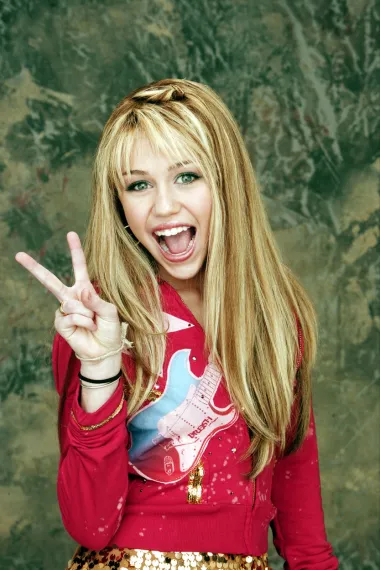 Miley Ray Cyrus je američka pjevačica, glumica i tekstopiskinja koju danas znamo kao buntovnicu Hollywooda koja nas je tijekom duge karijere osvojila i svojim glazbenim, ali i glumačkim talentom. No, Miley je nekoć također bila tek malena djevojčica. Rodila se u obitelji slavnog country pjevača Rayja Cyrusa 1992., a postala je zvijezda već kao klinka. U svom je djetinjstvu tako malena Miley igrala mnoge manje uloge u TV serijama, a pojavila se i u filmu „Big Fish“ Tima Burtona. Svakako bismo mogli reći da je oduvijek bila predodređena za velike stvari. Odrasla je u obitelji celebova, obožavala svjetla reflektora od malih nogu, a ni talenta za uspjeh joj nije nedostajalo. 