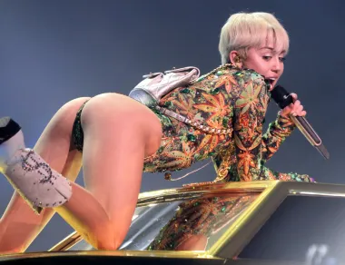 Zanimljivo je da je Miley već sa 14 godina rekla svojoj majci da se osjeća kao panseksualka, odnosno osoba koja osjeća privlačnost prema drugima bez obzira na njihov rod ili spol. Tako je Miley više puta naglašavala kako ju monogamne, heteroseksualne veze ograničavaju i guše jer u njima ne može izraziti svu svoju seksualnu energiju. Vjeruje se kako je upravo to kumovalo njezinom raspadu braka koji je u konačnici bio finaliziran početkom 2020. godine. S obzirom da Miley s Liamom nije imala djece, lako su se dogovorili oko podjele imovine te nastavili sa životima. Pjevačica od tada do danas ne prestaje šokirati seksi, provokativnim nastupima i outfitima u kojima se pojavljuje na crvenim tepisima, a prošle je godine obilježila i modnu godinu time što je proslavila povratak frizura &quot;fudbalerki&quot;. 