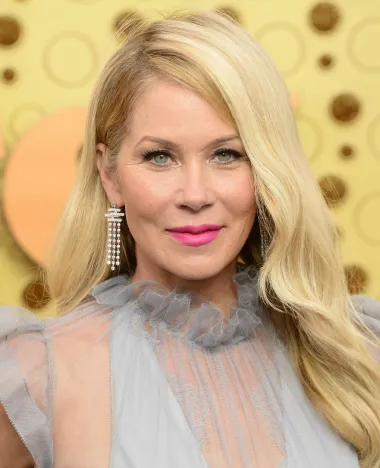 Sveukupno gledano, Christina Applegate prošla je dalek put od seksi Kelly Bundy te se u životu suočila s brojnim teškim izazovima. Od bolesti, karcinoma i propalih veza, pa sve do nerazumijevanja holivudskog svijeta, a ipak je nakon svega postala jača i ljepša no što je ikad bila. Prava inspiracija. 