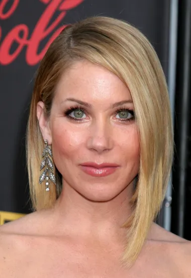 Danas zvijezda serije &quot;Dead To Me&quot;, a nekoć legendarna Kelly Bundy iz &quot;Bračnih voda&quot;, glumica Christina Applegate također je rođena u znaku Strijelca, a ove godine napunit će i 50 godina! Zanosna plavuša izražajnih očiju prošla je brojne profesionalne uspone i padove, kao i turbulencije na privatnom planu. Izborila se tako s rakom dojke, kao tinejdžerica bila zvijezda da bi kasnije pomalo pala u zaborav, a danas se uspjela ponovno uzdići do holivudskog zvjezdanog statusa A liste glumaca. 