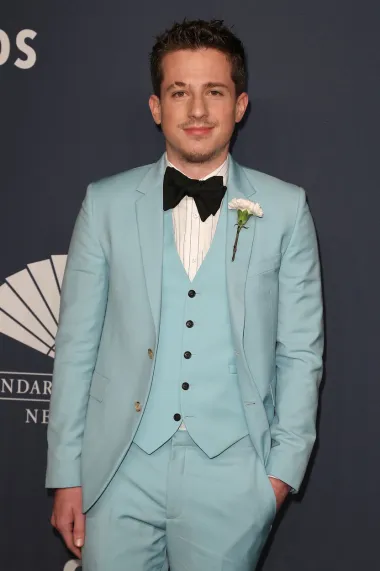 29-godišnji Charlie Puth je prvi frajer na ovoj našoj listi neodoljivih Strijelaca. Pjevač, tekstopisac i skladatelj, Charlie nas je osvojio svojim singlovima prije pet godina, a do tada ne prestaje žariti i paliti glazbenim ljestvicama. Dok je odrastao bio je zlostavljan u školi od strane svojih vršnjaka, no rekli bismo da je svima pokazao koliko zaista vrijedi kada je praktički preko noći zahvaljujući svom golemom glazbenom talentu postao velika zvijezda. 