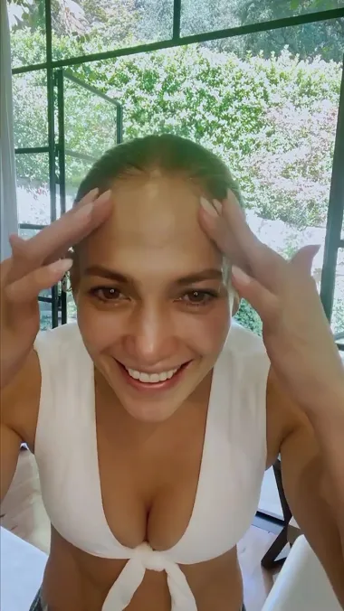 Jennifer Lopez jedna je od onih slavnih žena koje izgledaju sve bolje i bolje kako stari, a da su za ovu 52-godišnjakinju godine samo broj - možeš vidjeti i po njezinoj besprijekornoj koži u brojnim selfiejima koje redovito objavljuje. 