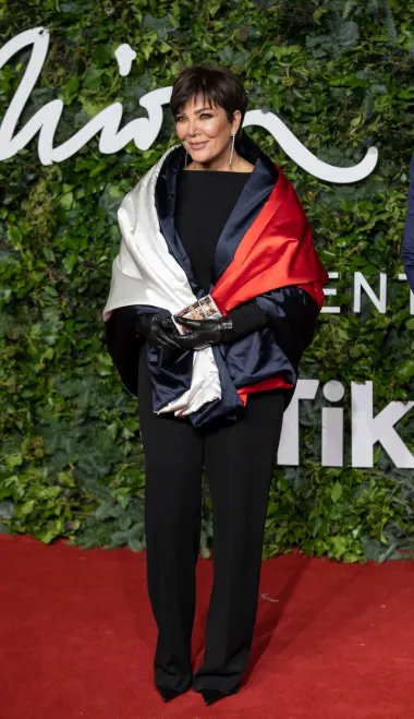 Američka reality zvijezda odlučila se za jednostavan outfit koji je upotpunila neobičnom clutch torbicom i satenskom stolom s potpisom američkog dizajnera Tommyja Hilfigera. Kris je navodno namjerno odabrala američkog dizajnera kojeg i inače jako cijeni. 