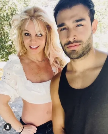 
Britneyjen novi odabranik je njezin zaručnik Sam Ashgari. „Bila sam u jako lošim vezama, no još uvijek vjerujem u pravu ljubav“, rekla je Britney na temu Sama te se nedavno pohvalila na Instagramu s time da ju je zaprosio. Par je nakon odluke suda o oduzimanju skrbništva od Britneyjena oca otputovao na romantično putovanje na Francusku Polineziju, a fanovi tvrde da bi se tamo mogli i vjenčati.  Inače, par se upoznao na snimanju spota 2016. godine. Model, glumac i osobni trener Asghari rođen je u iranskom glavnom gradu Teheranu, ali se s 12 godina preselio u Los Angeles kako bi ondje živio sa svojim ocem, koji je bio vozač kamiona. Njegove tri sestre također su emigrirale u SAD. Sam je definitivno daleko dogurao. 