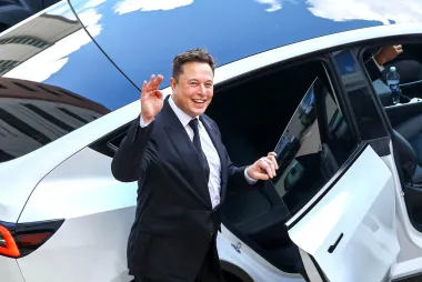 Elon Musk poznati je milijarder, a u lipnju ove godine napunio je 50 godina. Musk je južnoafrički investitor, inženjer, i izumitelj. Osnivač je, glavni izvršni direktor i glavni tehnološki suradnik SpaceX-a, Tesla Inc., Neuralink-a i The Boring Company.
