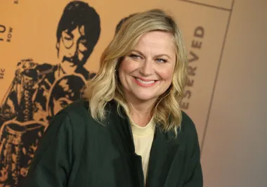 Amy Poehler američka je glumica i komičarka, a u rujnu ove godine i ona je navršila 50 godina. Poehler je bila stalna članica NBC-jeve subotnje zabavne emisije &quot;Saturday Night Live&quot; od 2001. do 2008., a 2004. pojavila se u komediji &quot;Opasne djevojke&quot;.