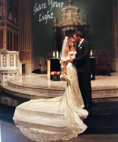 Nekoć najplaćenija i najtraženija manekenka svijeta, Gisele Bündchen, udala se za sportsku legendu Toma Bradyja u veljači 2009. godine, a iako je vjenčanje održano u sunčanoj Kaliforniji, mladenka se odlučila za vjenčanicu inspiriranu zimom. Uska haljina od čipke, posuta šljokicama, divno joj je naglasila vitko tijelo te svemu dala dodatno romantični štih. 