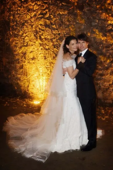 Ovaj se glumački par vjenčao na ultraromantičnom talijanskom vjenčanju sada već davne 2006. godine. Za svoj su se prijem odlučili rentati Castello Odescalchi  u Braccianu, a sveukupni dojam je bio onaj rustikalnog luksuza. Katie je nosila decentnu vjenčanicu posutu kristalima i izvezenu bogatom čipkom, a nije zaboravila ni na romantični veo. 